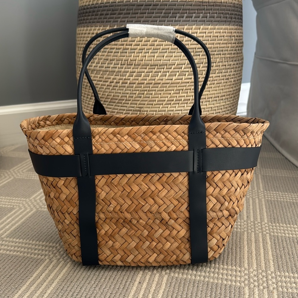 Mark & Graham Straw Tote. New and never used.
Offers Considered!